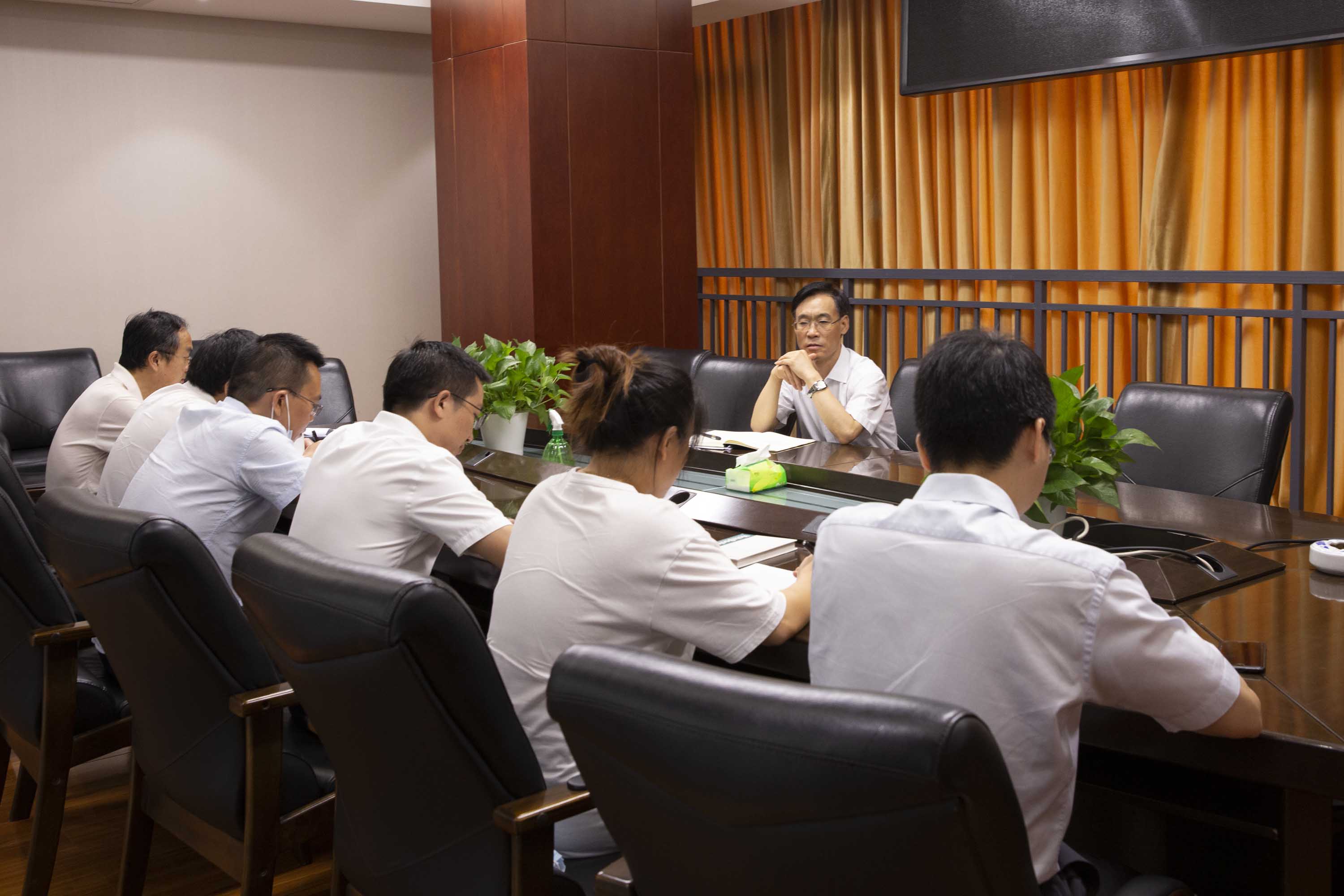 4、蒋主任参加总工办党小组讨论