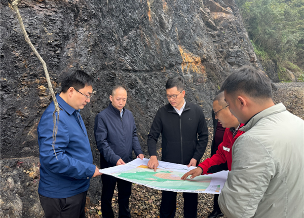广元市利州区领导莅临矿勘集团承担的某沥青矿勘查项目调研